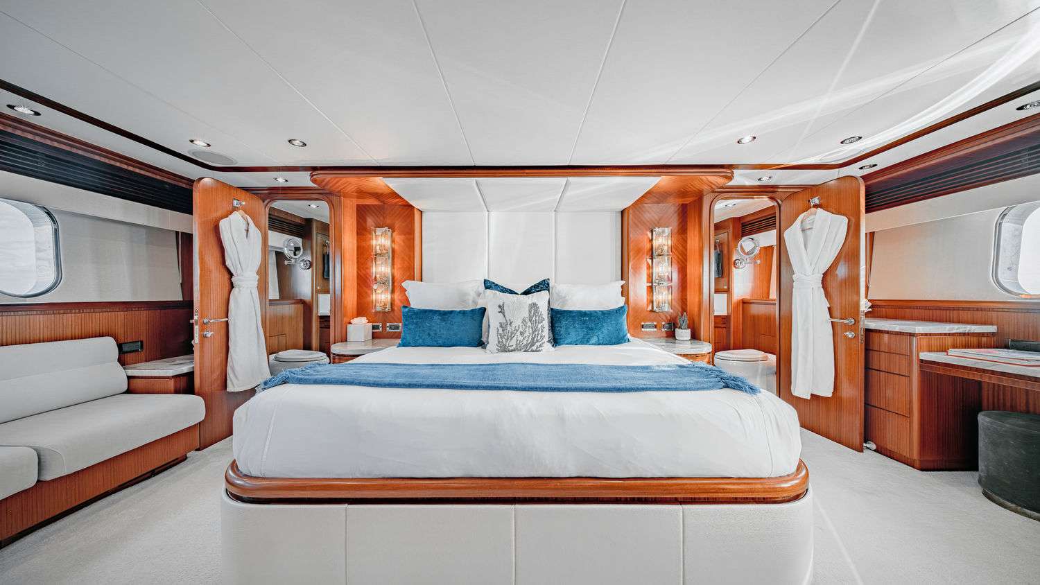 Charter Yacht BEACHFRONT - Hargrave 108 - 5 Cabins - Nassau - Exumas - Bahamas