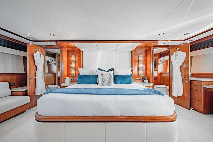 Charter Yacht BEACHFRONT - Hargrave 108 - 5 Cabins - Nassau - Exumas - Bahamas