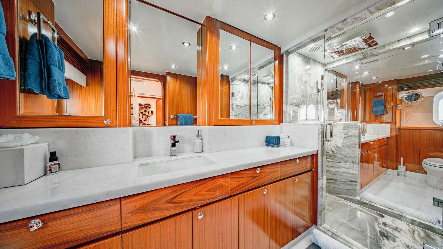Charter Yacht BEACHFRONT - Hargrave 108 - 5 Cabins - Nassau - Exumas - Bahamas