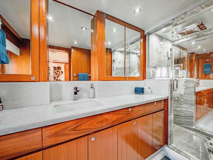 BEACHFRONT Hargrave 108 - master cabin bathroom BEACHFRONT Hargrave 108 - master cabin bathroom