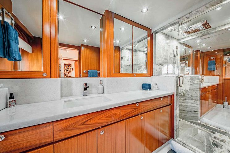 Charter Yacht BEACHFRONT - Hargrave 108 - 5 Cabins - Nassau - Exumas - Bahamas