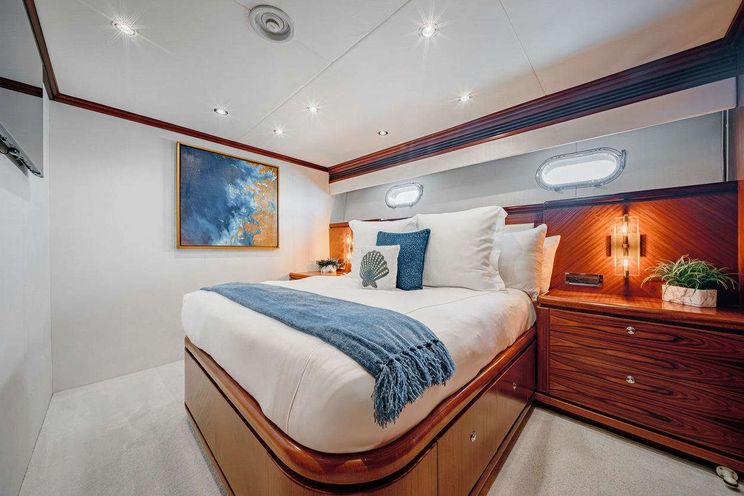 Charter Yacht BEACHFRONT - Hargrave 108 - 5 Cabins - Nassau - Exumas - Bahamas