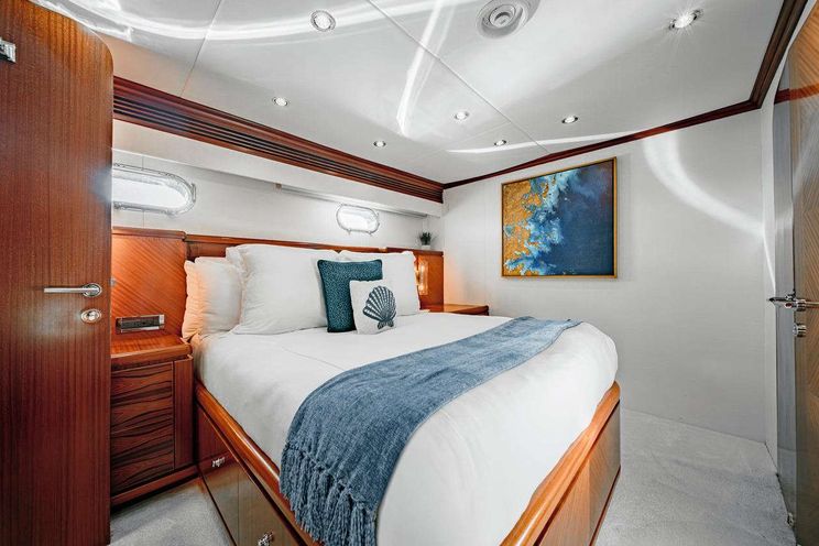 Charter Yacht BEACHFRONT - Hargrave 108 - 5 Cabins - Nassau - Exumas - Bahamas