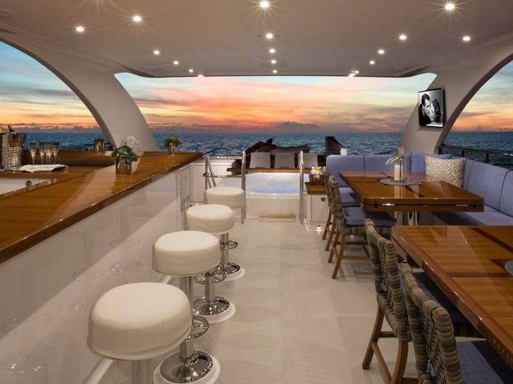 RENAISSANCE - Hargrave 116 - Flybridge Alfresco Dining RENAISSANCE - Hargrave 116 - Flybridge Alfresco Dining