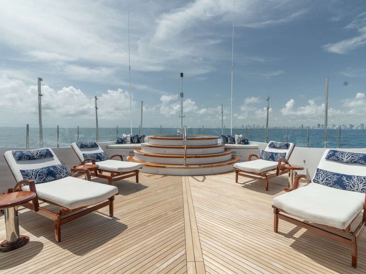 MISS CHRISTINE Trinity 157 - sundeck sunbathing area and jacuzzi MISS CHRISTINE Trinity 157 - sundeck sunbathing area and jacuzzi