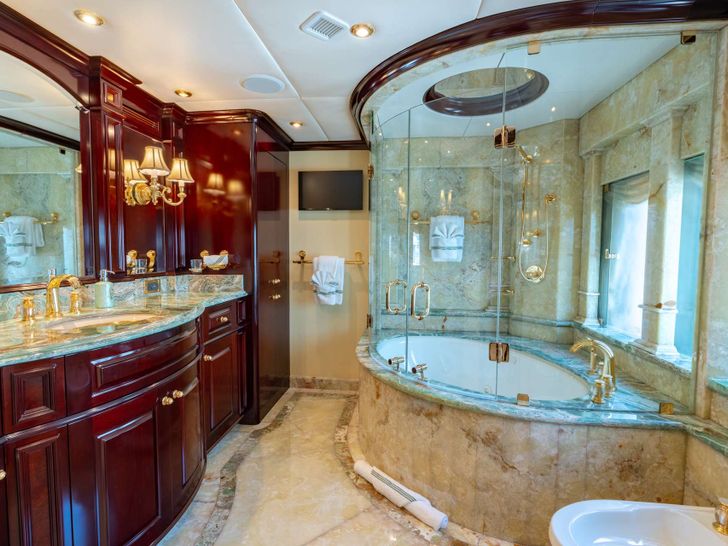 MISS CHRISTINE Trinity 157 - master cabin bathroom MISS CHRISTINE Trinity 157 - master cabin bathroom
