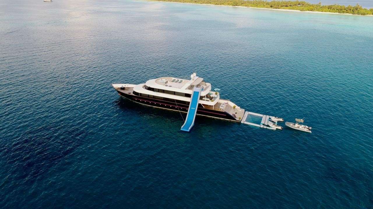 Luxury Crewed Motor Yacht AZALEA - 9 Cabins - 2015 - Malé - Maldives -  Indian Ocean - Boatbookings