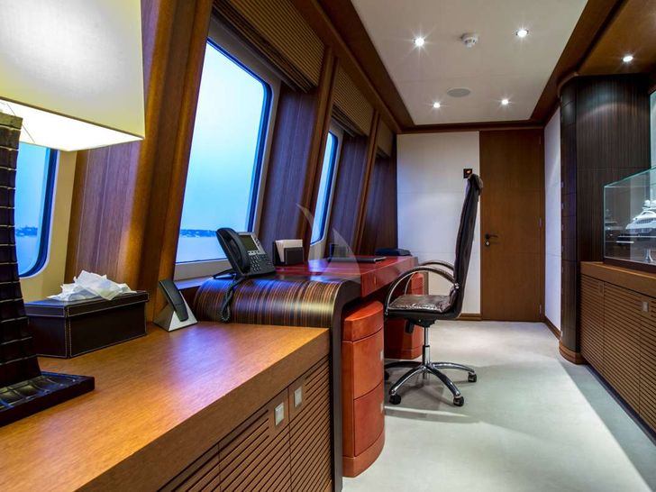 SIROCCO Heesen 47m Master Office SIROCCO Heesen 47m Master Office