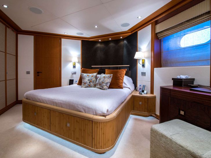 SIROCCO Heesen 47m 1 guest cabin SIROCCO Heesen 47m 1 guest cabin