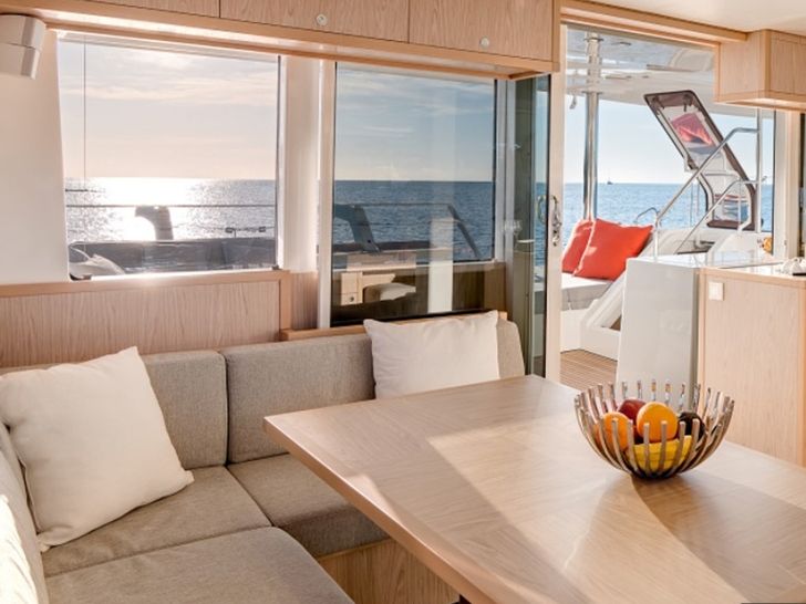 SUMMERTIME Lagoon 52 - saloon SUMMERTIME Lagoon 52 - saloon