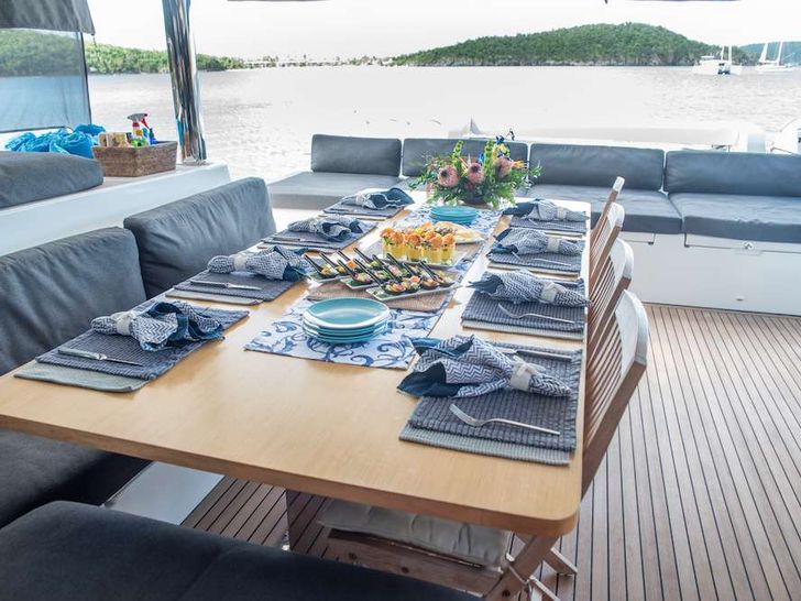 SEAHOME - aft deck dining