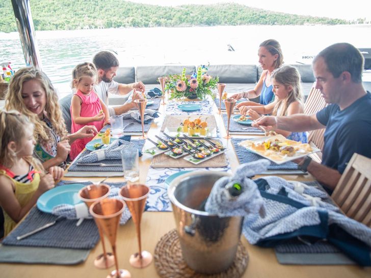 SEAHOME Lagoon 620 - alfresco dining SEAHOME Lagoon 620 - alfresco dining