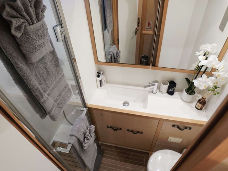 SEAHOME Lagoon 620 - cabin bathroom SEAHOME Lagoon 620 - cabin bathroom