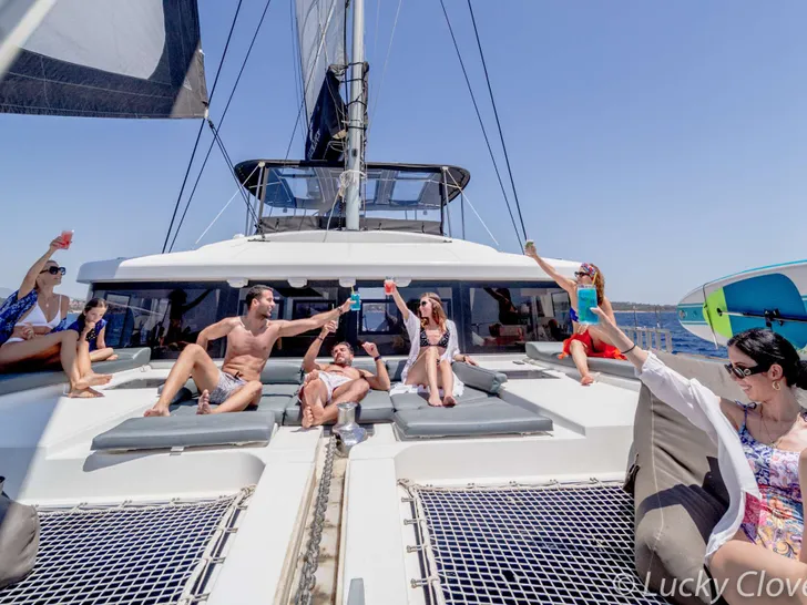 LUCKY CLOVER Lagoon 52 - foredeck LUCKY CLOVER Lagoon 52 - foredeck