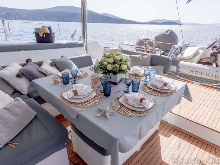 LUCKY CLOVER Lagoon 52 - aft deck dining LUCKY CLOVER Lagoon 52 - aft deck dining
