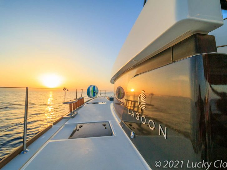 LUCKY CLOVER Lagoon 52 - side deck LUCKY CLOVER Lagoon 52 - side deck
