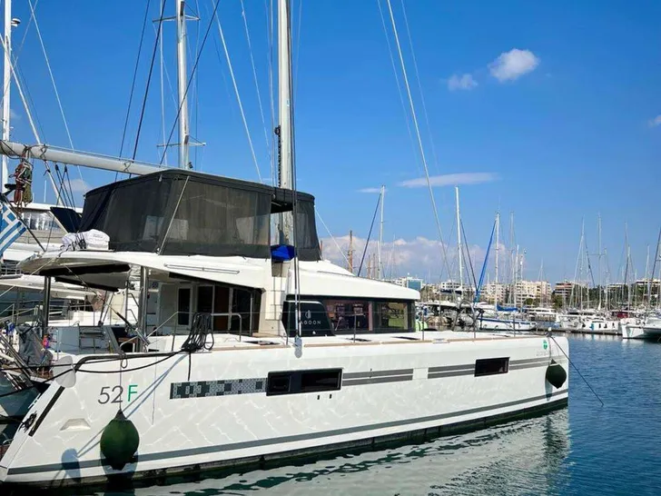 LUCKY CLOVER Lagoon 52 - side profile LUCKY CLOVER Lagoon 52 - side profile