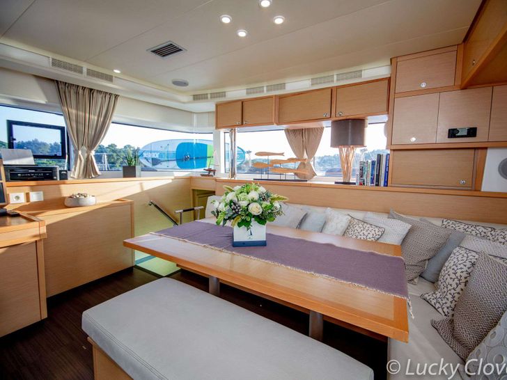 LUCKY CLOVER Lagoon 52 - saloon LUCKY CLOVER Lagoon 52 - saloon