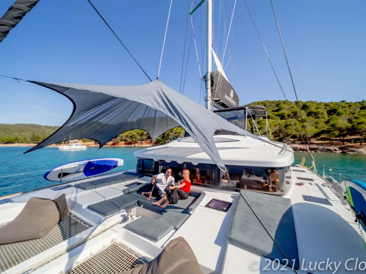 LUCKY CLOVER Lagoon 52 - foredeck lounge and twin trampolines LUCKY CLOVER Lagoon 52 - foredeck lounge and twin trampolines