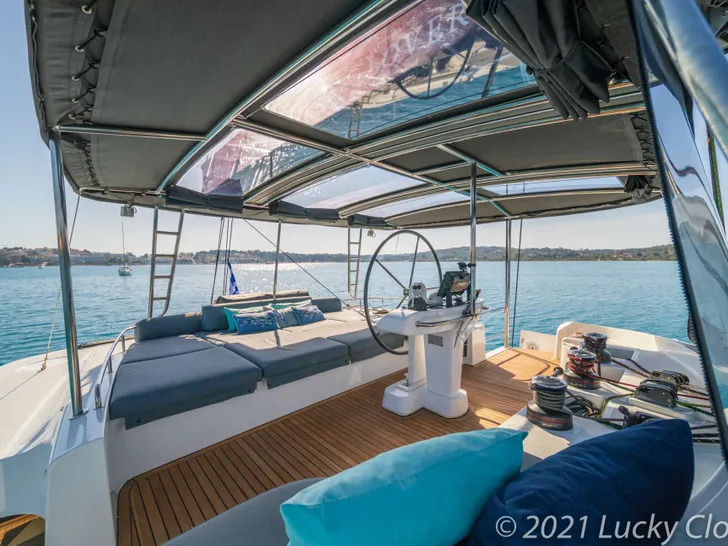 LUCKY CLOVER Lagoon 52 - flybridge with sun beds LUCKY CLOVER Lagoon 52 - flybridge with sun beds