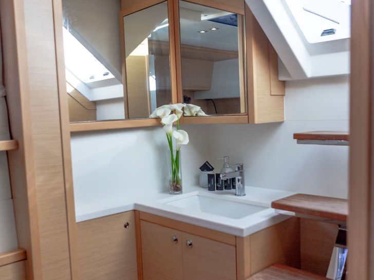 LUCKY CLOVER Lagoon 52 - master cabin bathroom LUCKY CLOVER Lagoon 52 - master cabin bathroom