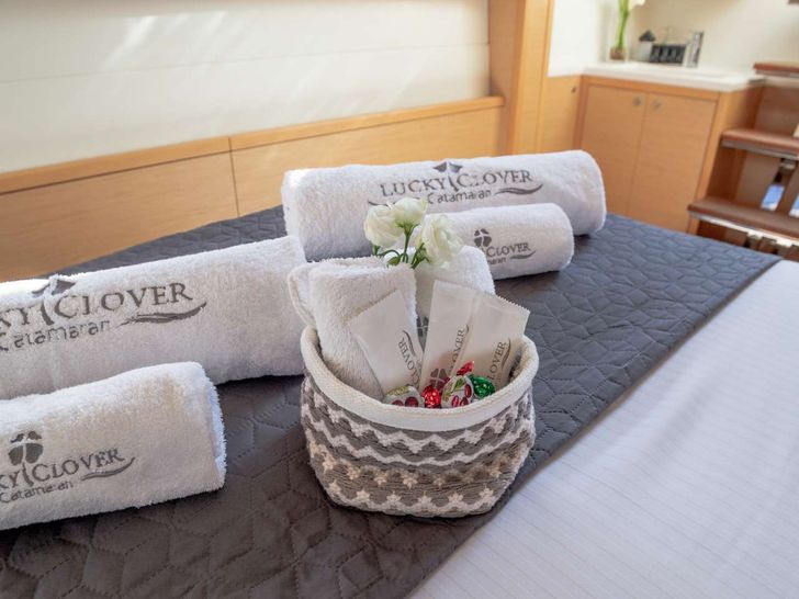 LUCKY CLOVER Lagoon 52 - master cabin toiletries LUCKY CLOVER Lagoon 52 - master cabin toiletries