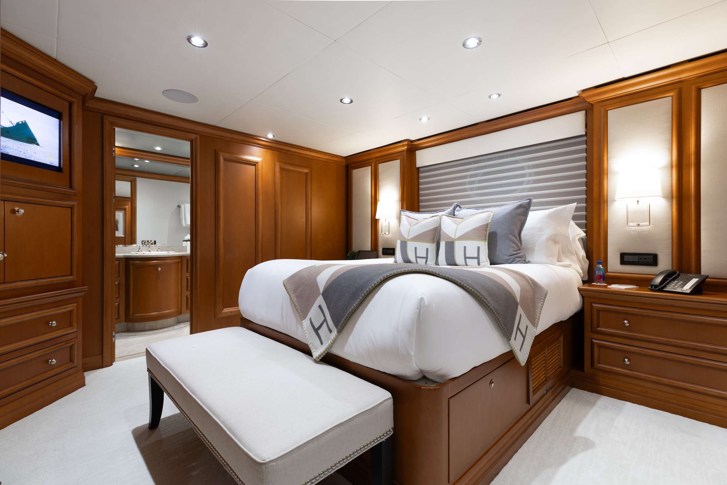 Charter Yacht M3 - Intermarine Savannah 147 - 5 Cabins - Nassau - Exumas - Bahamas