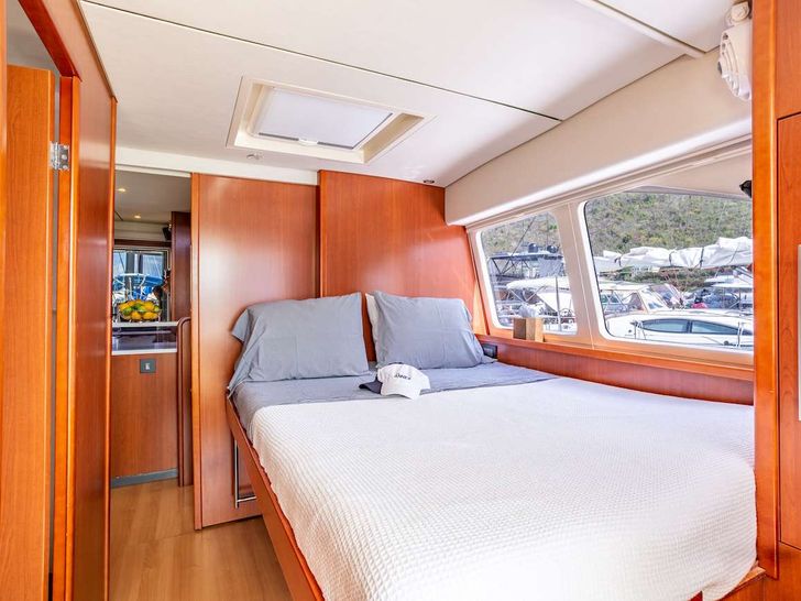 THE ANNEX - Leopard 58 - Main deck port queen suite THE ANNEX - Leopard 58 - Main deck port queen suite