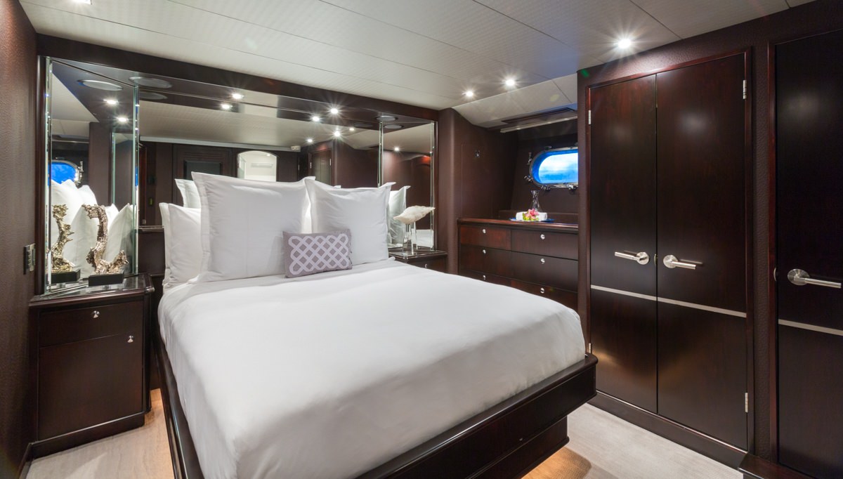 Charter Yacht UNBRIDLED - Crescent 115 - 4 Cabins - Nassau - Exumas - Staniel Cay - Bahamas