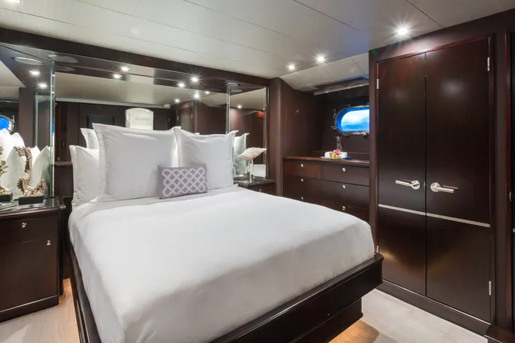 Charter Yacht UNBRIDLED - Crescent 115 - 4 Cabins - Nassau - Exumas - Staniel Cay - Bahamas