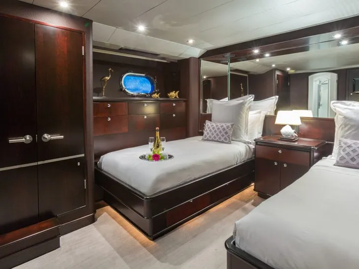 UNBRIDLED Crescent 11 - twin cabin UNBRIDLED Crescent 11 - twin cabin