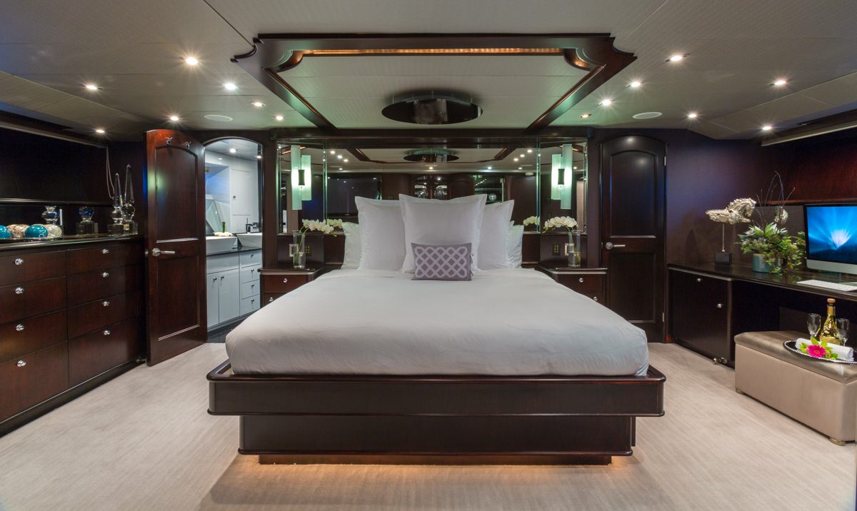 Charter Yacht UNBRIDLED - Crescent 115 - 4 Cabins - Nassau - Exumas - Staniel Cay - Bahamas