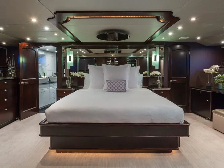 UNBRIDLED Crescent 11 - master cabin UNBRIDLED Crescent 11 - master cabin