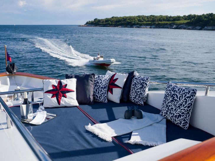 LADY VICTORIA Feadship 120 - foredeck bronzing area