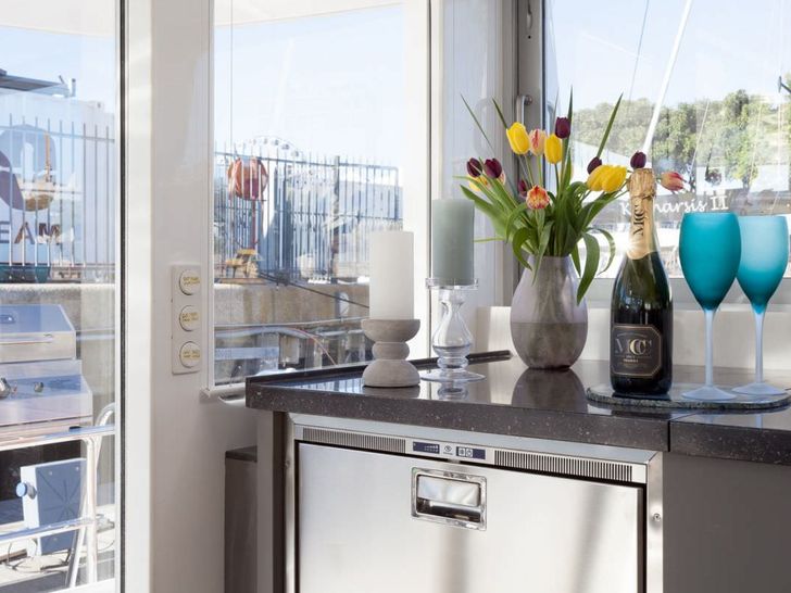 OUT OF OFFICE Blue Ocean 65 - Ice Maker Bar OUT OF OFFICE Blue Ocean 65 - Ice Maker Bar