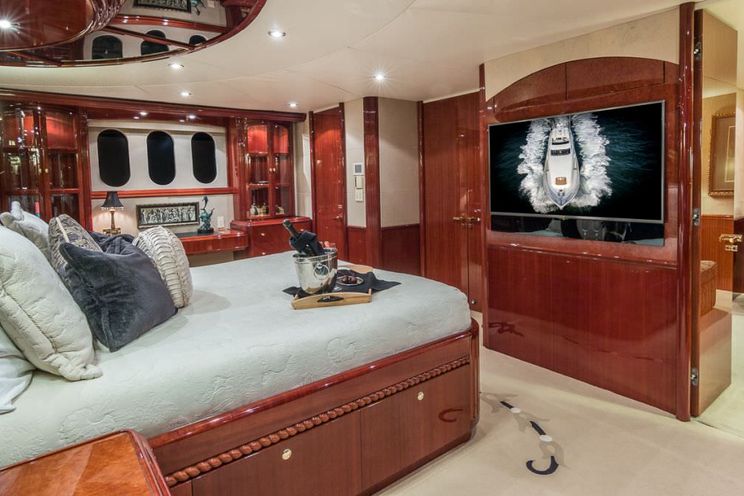 Charter Yacht CEDAR ISLAND - Lazarra 106 - 4 Cabins - Newport - Rhode Island - Long Island Sound - Nassau - Staniel Cay - Exumas