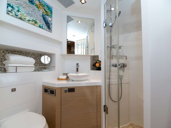 MUCHO GUSTO Horizon 65 - Twin Cabin Bathroom MUCHO GUSTO Horizon 65 - Twin Cabin Bathroom