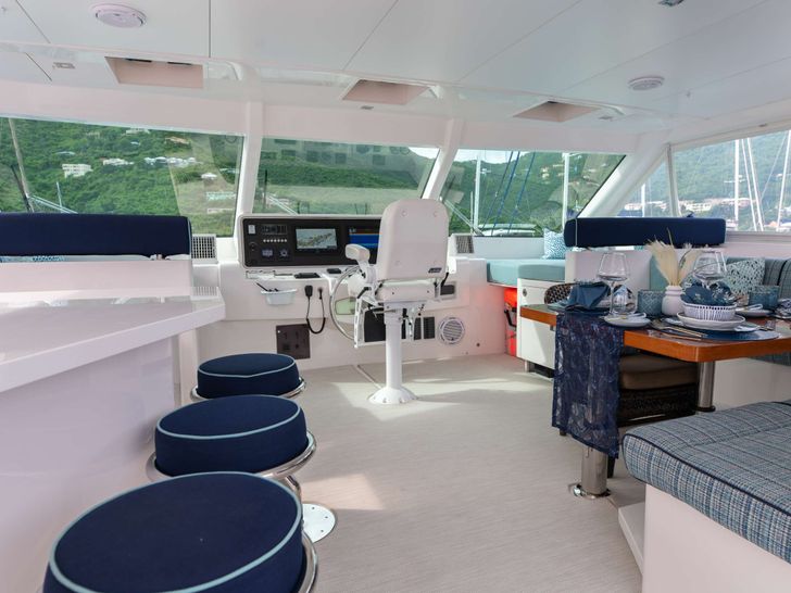 MUCHO GUSTO Horizon 65 - Flybridge Amenities MUCHO GUSTO Horizon 65 - Flybridge Amenities
