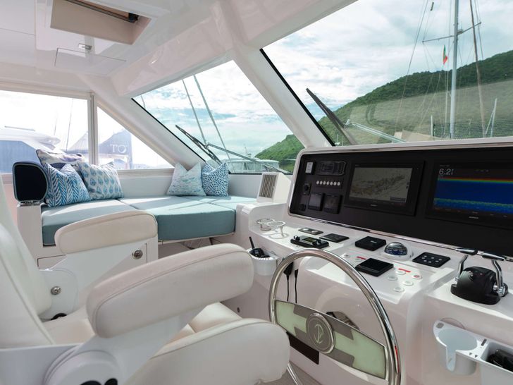 MUCHO GUSTO Horizon 65 - Flybridge Helm MUCHO GUSTO Horizon 65 - Flybridge Helm