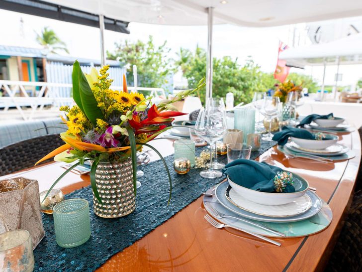MUCHO GUSTO Horizon 65 - Aft Al Fresco Dining Set Up MUCHO GUSTO Horizon 65 - Aft Al Fresco Dining Set Up
