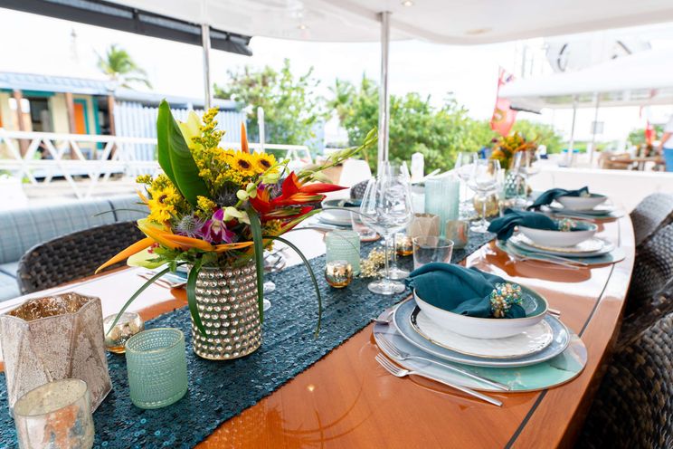 Charter Yacht MUCHO GUSTO - Horizon 65 Power Cat - 3 Cabins - Nassau - Highbourne Cay - Exuma Cay - Caribbean