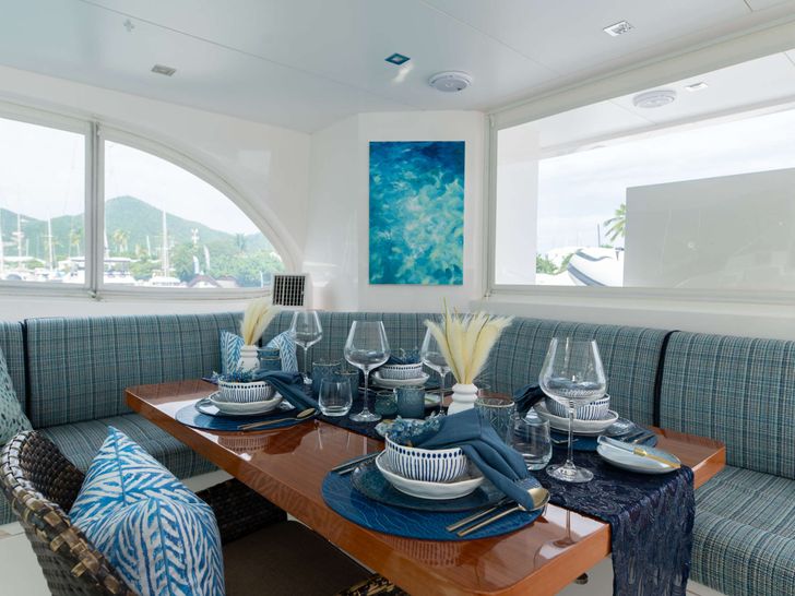 MUCHO GUSTO Horizon 65 - Flybridge Dining Area MUCHO GUSTO Horizon 65 - Flybridge Dining Area