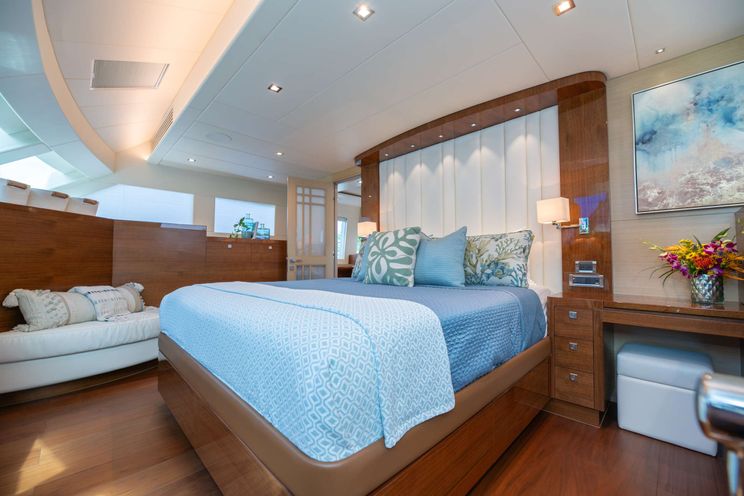 Charter Yacht MUCHO GUSTO - Horizon 65 Power Cat - 3 Cabins - Nassau - Highbourne Cay - Exuma Cay - Caribbean