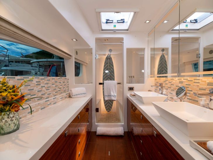 MUCHO GUSTO Horizon 65 - Master Cabin Bathroom MUCHO GUSTO Horizon 65 - Master Cabin Bathroom