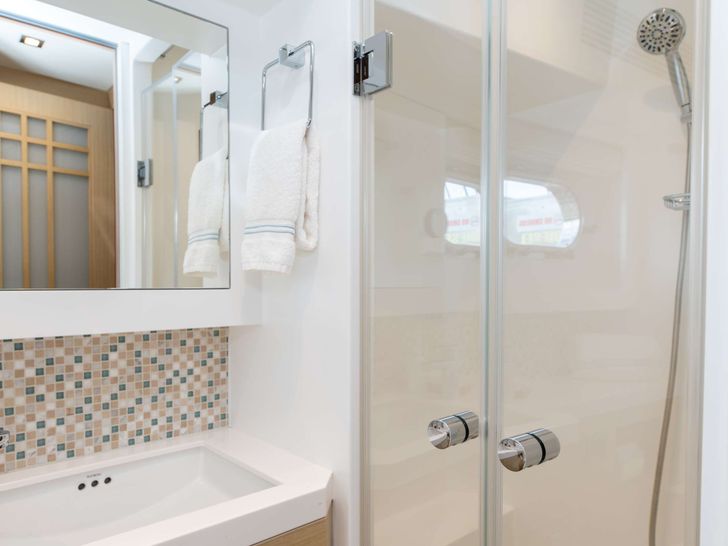 MUCHO GUSTO Horizon 65 - VIP Cabin Bathroom MUCHO GUSTO Horizon 65 - VIP Cabin Bathroom