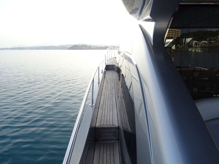 SUPER TOY Azimut 85 - side walkway SUPER TOY Azimut 85 - side walkway