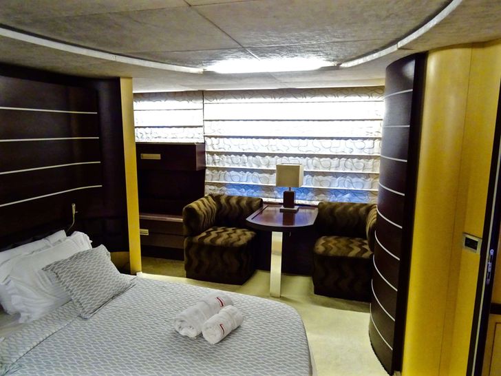 SUPER TOY Azimut 85 - master cabin bed and lounge SUPER TOY Azimut 85 - master cabin bed and lounge