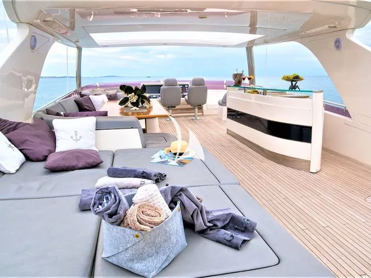 4LIFE Princess 85 flybridge seating and bronzing area 4LIFE Princess 85 flybridge seating and bronzing area