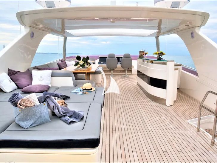 4LIFE Princess 85 flybridge 4LIFE Princess 85 flybridge