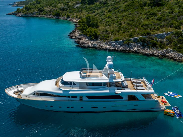 KLOBUK Ferretti Custom Line Navetta 30 - aerial side profile KLOBUK Ferretti Custom Line Navetta 30 - aerial side profile